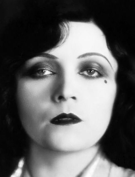 1930 Makeup, 1920 Makeup, Nita Naldi, 1930s Makeup, 20s Makeup, Historical Makeup, 20s Aesthetic, Theda Bara, 1920s Makeup