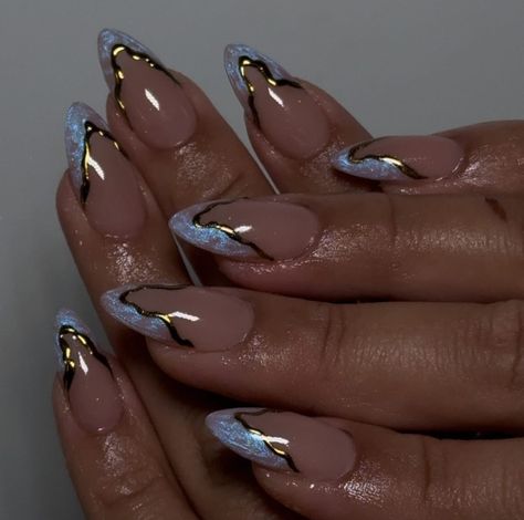 Nails Gold Detail, Gold Nails Classy, Nail Designs December, Gold Detail Nails, Classy Gold Nails, Gold Flake Nails, Winter Nails Colors, Bday Nails, Pink Chrome Nails