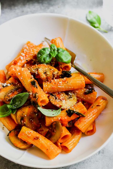 5 Ingredient Roasted Red Pepper Pasta with Mushrooms | Dishing Out Health Red Pepper Pasta Sauce, Pasta With Mushrooms, Roasted Red Pepper Pasta, Red Pepper Pasta, Cheesy Chicken Broccoli, Mushroom Dish, Pepper Pasta, Mushroom Pasta, Roasted Red Pepper