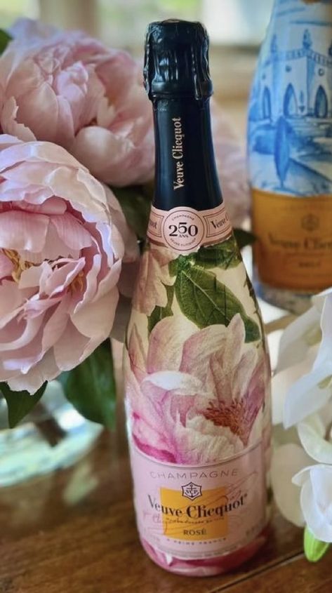 Champagne Bottle Painting, Hand Painted Champagne Bottle, Painted Champagne Bottle, 36th Birthday, Painted Bottle, Champagne Bar, Sip N Paint, Painted Glasses, Painting Glassware