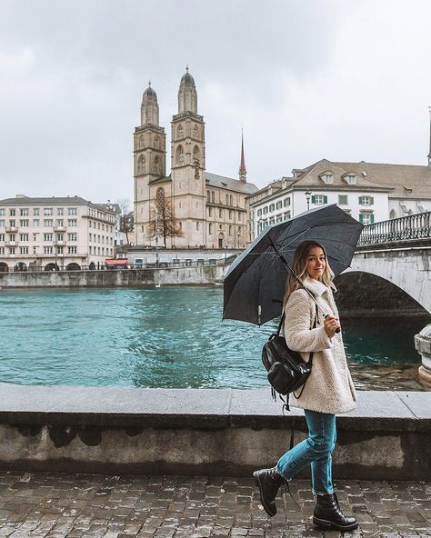 Zurich city views in the rain. Photo spots in Zurich, Switzerland. Instagrammable places in Zurich Switzerland. Where to take photos in Zurich? Switzerland Photo Poses, Zurich Photo Ideas, Switzerland Picture Ideas, Zurich Switzerland Summer, Switzerland Fits, Switzerland Photo Ideas, Zurich Outfit, Airport Poses, Zurich City