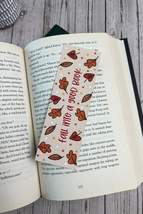 Autumn Gifts Ideas, Diy Fall Bookmarks, Diy Book Marks, Bookish Designs, Bookmark Ideas Aesthetic, Fall Watercolor Bookmarks, Fall Bookmark Ideas, Book Mark Ideas, Fall Bookmark Craft