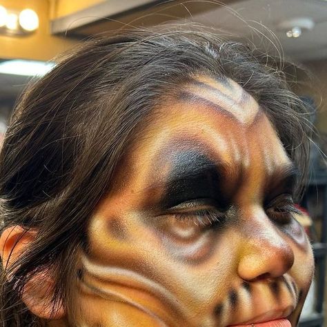 Selina on Instagram: "5 minute face 🙌 she didn’t think I could do it … but I did with 20 seconds to spare 🙃  . . . #halloween #halloweenmakeup #hauntlife #hauntmakeup #hauntedhouse #hauntactor #airbrush #airbrushing #airbrush_world #airbuslovers #airbrushmakeup #bodyart #bodypaint #bodypainter #bodypainting #bodypaintings #proaiir #dreadwork #airbrushingartist #makeup #makeupartist #sfxmakeup #sfxmakeupartist" Airbrush Halloween Makeup, Haunt Makeup, Haunted House Makeup, Reference Board, 2023 Halloween, Special Fx Makeup, Scary Makeup, Fx Makeup, Sfx Makeup