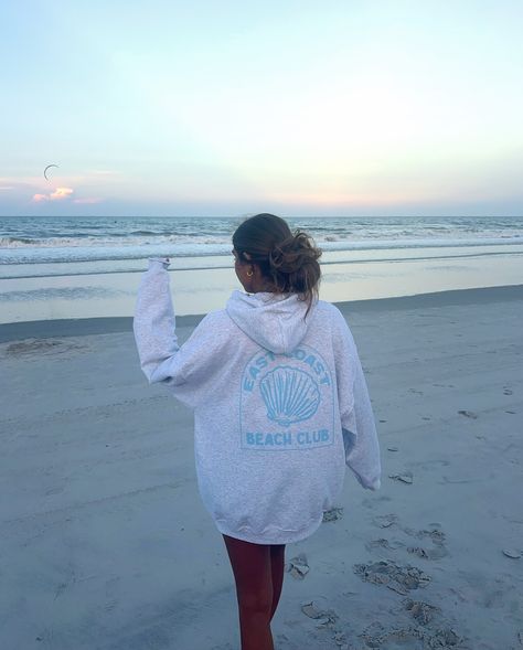 WE 🩵 THE EAST COAST! Vacation Outfits Preppy, Florida Fits, East Coast Beach, Beachy Clothes, Crop Tanks, Vacation Fits, East Coast Beaches, Me Core, Hoodies Aesthetic