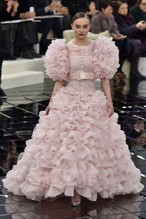 And last but not least, feast your eyes on this exquisite blush pink gown fit for a princess. Chanel Wedding Dress, Runway 2020, Dreamy Gowns, Dreamy Wedding Dress, Chanel Runway, Designer Bridesmaid Dresses, Couture Looks, Chanel Haute Couture, فستان سهرة