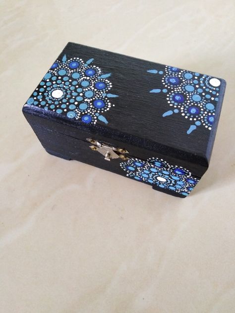 Box Design Ideas Paint, Mandala Box Design, Jewellery Box Painting Ideas, Tin Box Painting Ideas, Jewelry Box Painting Ideas, Box Painting Ideas, Wooden Box Crafts, Painted Mirror Art, Painted Jewelry Boxes