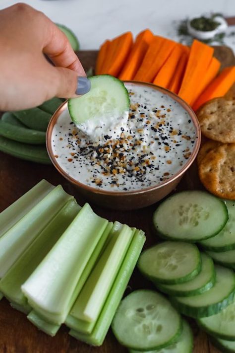 Everything But The Bagel Veggie Tray - Dash of Mandi Veggie Platter, Everything But The Bagel, Fest Mad, Vegetable Dip, Veggie Snacks, Veggie Tray, Appetizer Dips, Keto Snacks, Yummy Appetizers