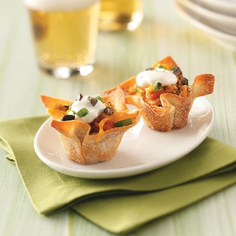 Chicken Taco Cups Chicken Taco Cups, Taco Cups Recipe, Comfort Food Appetizers, Wonton Wrapper Recipes, Taco Stuffed Peppers, Taco Cups, Chicken Wontons, Wonton Cups, Spicy Appetizers