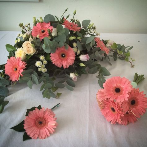 Coral And Mint Wedding, Top Table Arrangement, Coral Wedding Flowers, Pink Gerbera, Eucalyptus Bouquet, Rosa Coral, Flower Bouquet Diy, Table Arrangement, Coral Wedding