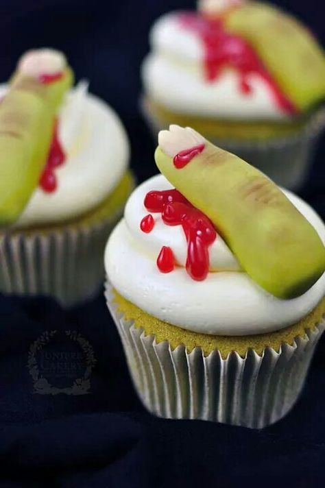 . Zombie Cupcakes, Halloween Food Cupcakes, Cupcake Tutorial, Monster Cupcakes, Halloween Fest, Hazelnut Cake, Halloween Baking, Halloween Desserts, Halloween Food For Party