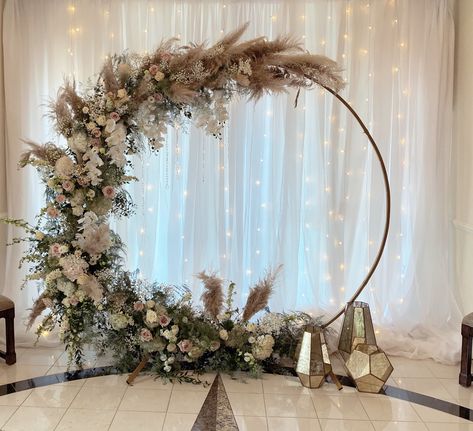 Half Moon Wedding Arch Ideas, Half Moon Wedding Arch, Half Circle Flower Arch, Crescent Moon Wedding Backdrop, Half Moon Floral Arch, Dark Green Wedding, Wedding Planning Decor, Moon Decor, Wedding Decor Style