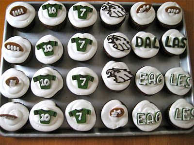 Cup Cake ideas; Eagles. •Like the Eagles emblem & football Eagles Cupcakes, Cake Cow, Team Party, The Eagles, Bakery Cafe, Yummy Food Dessert, Cake Ideas, Party Food, Eagles