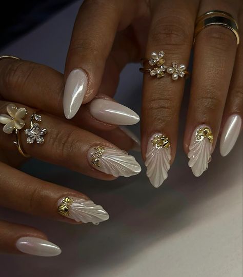 Birthday Nails For Winter, Classy Vacation Nails Short, Almond Gel Nails Winter, Short Almond Nails Winter, Uñas Milky White, Milky Nails With Design, White Vacation Nails, Winter Birthday Nails, Almond Birthday Nails