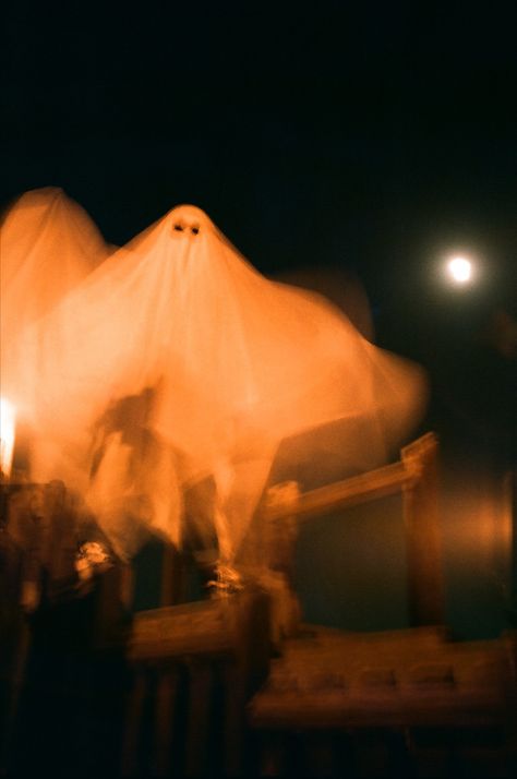 Halloween Horror Nights Aesthetic, Halloween Night Aesthetic, Spooky Photography, Halloween Shoot, Disco Aesthetic, Photo Halloween, Light Setup, Aesthetic Moon, School Halloween