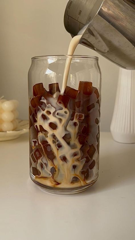 Easy Coffee Drinks Recipes, Iced Drinks Recipes, Coffee Recipes Starbucks, Coffee Ice Cubes, Cold Coffee Recipes, Easy Coffee Recipes, Coffee Obsession, Homemade Coffee, Coffee Drink Recipes