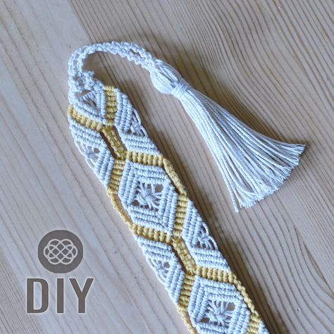 DIY Two colour macrame bookmark (Diamond pattern) with tassel. Macrame Bookmark, Macrame School, Macrame Headband, Micro Macrame Tutorial, Bookmark Pattern, Macrame Bracelet Patterns, Macrame Supplies, Macrame Wall Hanging Patterns, Diy Friendship Bracelets Patterns