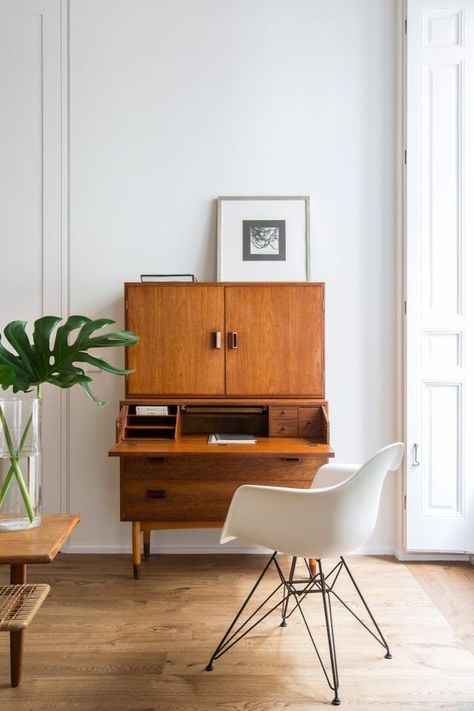 Tips on how to tell if that vintage piece you found is worth the price! Read this before you head to the flea market. Modern Inspiration, Small Home Office, A Desk, A Living Room, Mid Century Modern Furniture, Scandinavian Interior, Wooden Furniture, Mid Century Furniture, My New Room