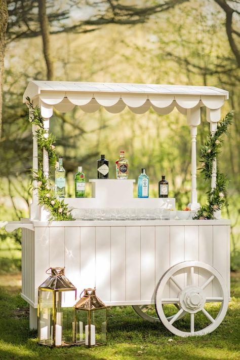 Candy Cart Plans, Wedding Bar Cart, Cocktails Cart, Beverage Cart, Mobile Bars, Coachella Party, Wooden Mobile, Second Hand Wedding, Mobile Wedding