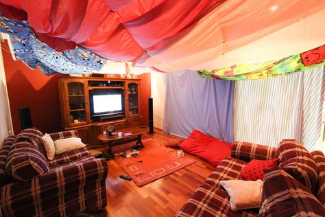 Forts are the most amazing invention to grace this earth, and there is no excuse good enough to deny anyone that happiness. Adult Forts Indoor, Fort Decorations, Fort Ideas Indoor Bedroom, Tents For Sleepovers, Living Room Fort, Ultimate Sleepover, Indoor Forts, Fort Ideas, Diy Fort