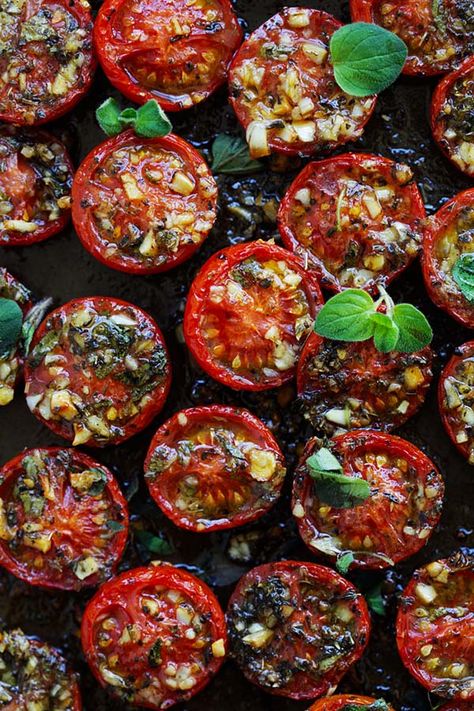 Roasted Tomatoes Recipe, Recipe With Garlic, Oven Roasted Tomatoes, Pasta Vegetariana, Vegetarian Italian, Italian Roast, Tomatoes Recipe, Rasa Malaysia, Garlic Olive Oil