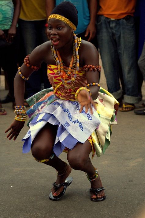 Kente cloth indigenous  to Ghana and was named after the medieval West Africa Empire. This fabric is worn by almost every Ghanaian tribe and represents national cultural identity. Ghana Cultural Wear, West African Traditional Clothing, Ghana Culture Aesthetic, Ghanaian Aesthetic, African Reference, Akan Tribe, Akan Culture, Ghana Kente Cloth, Ghana Women