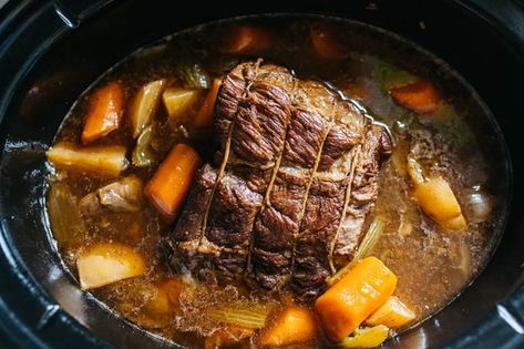 Coke Pot Roast, Coke Roast, Slow Cook Roast, Roast Beef Crock Pot Recipes, Crockpot Roast Recipes, Chuck Roast Recipes, Pot Roast Crock Pot Recipes, Slow Cooker Roast Beef, Pot Roast Recipe