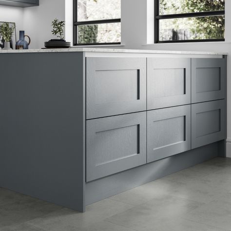 Shake up a traditional shaker kitchen design with the handleless design of our Chilcomb Dusk Blue Handleless Kitchen. For a modern shaker kitchen add white profiles, light grey stone effect kitchen flooring and white marble quartz worktop. This is perfect for your blue kitchen ideas and handleless kitchen ideas. Chilcomb Dusk Blue Kitchen, Dusk Blue Kitchen, Dusk Blue Kitchen Howdens, Slate Grey Shaker Kitchen, Dark Grey Shaker Kitchen, Navy Handleless Kitchen, White Marble Quartz, Shaker Doors Kitchen, Howdens Chilcomb