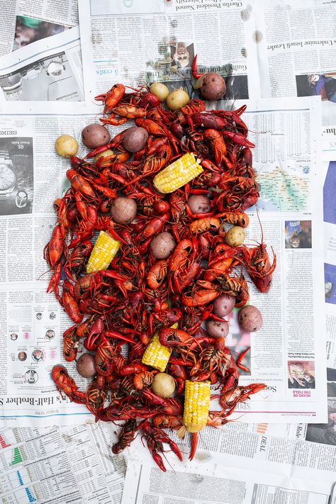 A traditional southern crawfish boil (or crayfish/ crawdads whatever you call it) with potatoes and corn. Plus how to eat crawfish! How To Eat Crawfish, Crawfish Boil Recipe, Crawfish Boil Party, Crawfish Recipes, Louisiana Crawfish, Seafood Boil Recipes, Boiled Food, Crawfish Boil, Seafood Boil