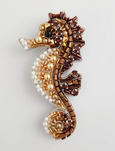 Seahorse Crafts, Bead Embroidered Pendant, Bead Crafts Diy, Hand Beaded Embroidery, Diy Bead Embroidery, Fabric Flower Brooch, Beadwork Embroidery, Brooch Diy, Vintage Jewelry Art