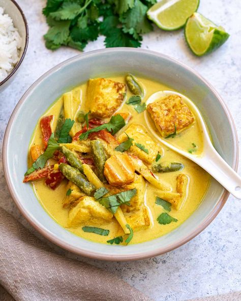 Vegan Yellow Curry, Yellow Curry Recipe, Thai Yellow Curry, Yellow Curry Paste, Peanut Curry, Yummy Veggies, Homemade Curry, Yellow Curry, Vegan Curry