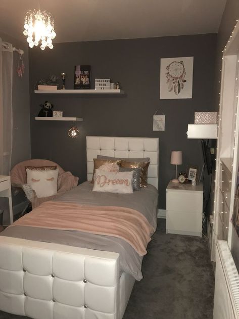 Gold Themed Bedroom, Room Decor Bedroom Rose Gold, Rose Gold Room Decor, Rose Gold Bedroom, Teenage Room Decor, Gold Room Decor, Bedroom Decor For Couples, Bedroom Decor For Teen Girls, Dekorasi Kamar Tidur