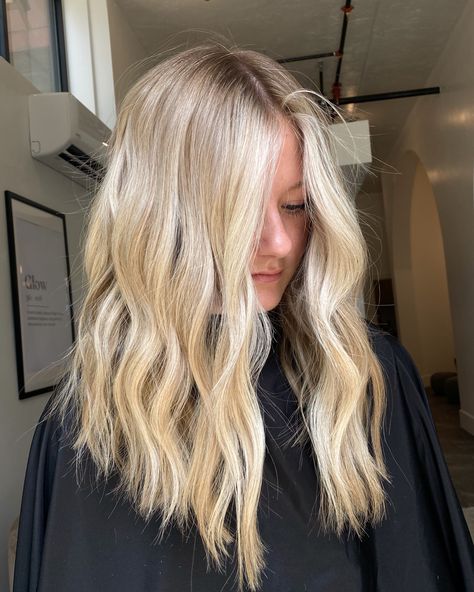 Surfer Blonde Hair Balayage, Different Blonde Shades Charts, Beachy Blonde Hair Balayage Summer, Light Blonde Hair With Money Piece, Creamy Lived In Blonde, Bright Blonde With Root Smudge, Blonde Highlights Root Smudge, Natural Bright Blonde, Light Blonde Highlights On Blonde Hair