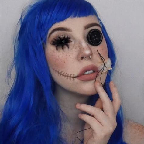 Creepy Cool Halloween Make-Up "Coraline" Inspired @gothpixi on Instagram: if you want to see how this super cute Coraline inspired look is done go to this link #Halloween #HalloweenMakeup #HalloweenCostume #Coraline #CreepyCool #CreepyGirlsClub #Goth #Gothic #Gothabilly #Vamp #Vampabilly Coraline Halloween Costume, Coraline Makeup, Makeup Karakter, Coraline Costume, Halloween Make-up Looks, Creepy Halloween Makeup, Last Halloween, Halloween Makeup Inspiration, Character Makeup