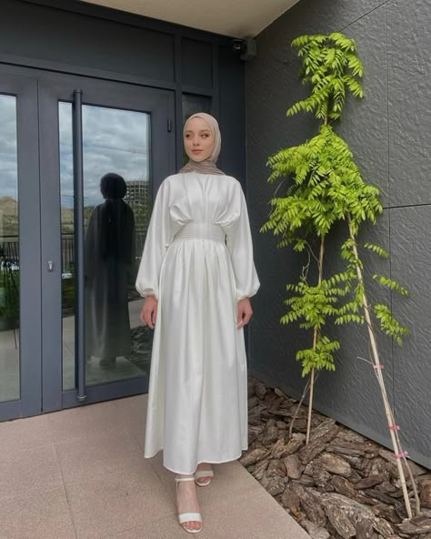 Graduation Dress University Hijab, Elegant Fashion Aesthetic, Satin Dress Hijab, Dress Wisuda, Gown Aesthetic, Hijabi Dresses, Braidsmaid Dresses, Cotton Hijab, Bella Square