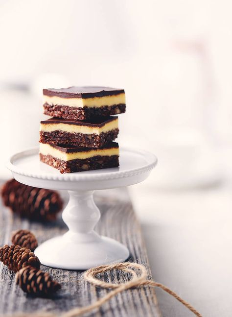 The pride of Nanaimo, B.C., these bars have a crumb base layered with a creamy custard filling and a chocolaty topping. Best served at room temperature, the bars keep well refrigerated or frozen. Nanaimo Bar, Nanaimo Bar Recipe, Canadian Dessert, Coconut Dessert, Nanaimo Bars, Holiday Desserts Table, Brownie Desserts, Canadian Food, Thumbprint Cookies