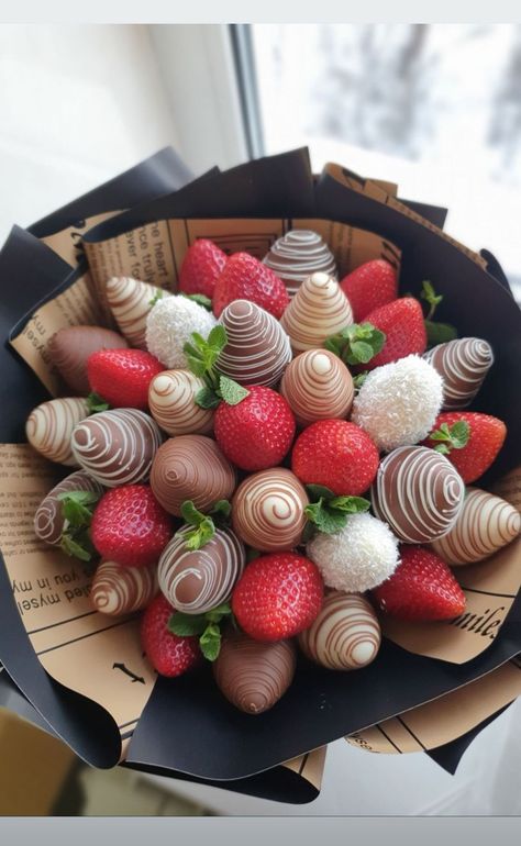 Strawberry Chocolate Bouquet, Pyjamas Party, Chocolate Covered Strawberries Bouquet, Chocolate Covered Treats, Best Gift Ever, Delicacy Food, Yummy Comfort Food, Sweet Snacks Recipes, Chocolate Bouquet