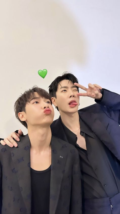 Gmmtv Couple, Offgun Wallpaper, Offgun Couple, Gmmtv Actors, Couple Wallpaper, Thai Drama, Black Wallpaper, Min Yoongi, Drama