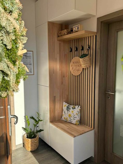 Dirt Room Entrance, Small Long Hallway Ideas, Porch Ideas Entrance Interior, Entryway Ideas Small Apartment, Vestibule Entree, Entryway Built In Ideas, Small Entrance Ideas, Home Entrance Ideas, Vstupná Hala