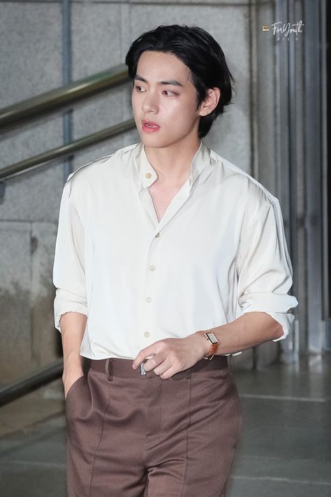 Kim Taehyung In White Shirt, Taehyung Outfit Aesthetic, Kim Taehyung White Outfit, Bts V Outfits, Taehyung In White Shirt, Taehyung White Shirt, Taehyung Outfits, Thv Pics, V Outfit