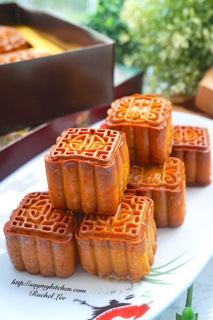 Say My Kitchen: Homemade Traditional Mooncakes 传統莲蓉月饼 Traditional Mooncakes, Homemade Squishy, Mooncake Recipe, Mooncake Festival, Salted Egg Yolk, Golden Syrup, Asian Desserts, Mooncake, Chinese Cooking