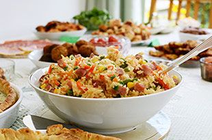 30 potluck theme ideas to add flavor to your next work party, training session or get together. Potluck Lunch Ideas, Potluck Themes, Breakfast Potluck, Office Potluck, Work Potluck, Potluck Dinner, Lunch Party, Potluck Party, Potluck Dishes