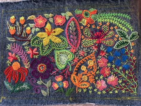 Guatemalan Embroidery, Shabby Chic Embroidery, Denim Jacket Embroidery, Bordados Tambour, Button Embroidery, Guatemalan Textiles, Crafts Workshop, Embroidery Motifs, Simple Embroidery