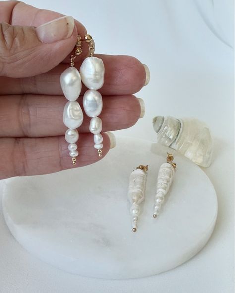 Looking for a timeless piece that screams elegance AND makes you stand out? This one’s for you! --- https://michelleljewelry.etsy.com/listing/1757609276 --- ✨ What Makes Baroque Pearls Special?✨ Baroque freshwater pearls are more than just beautiful — they’re one-of-a-kind, just like you! Their organic, irregular shapes create a unique look that can't be replicated. These 14k gold-filled baroque pearl dangly stud earrings are the perfect combination of elegance and individuality. Whether... Pearl Earrings Outfit, Long Pearl Earrings, Irregular Shapes, Pearl Gemstone, Pearl Stud Earrings, Stunning Jewellery, Baroque Pearls, Bridal Earrings, Timeless Pieces