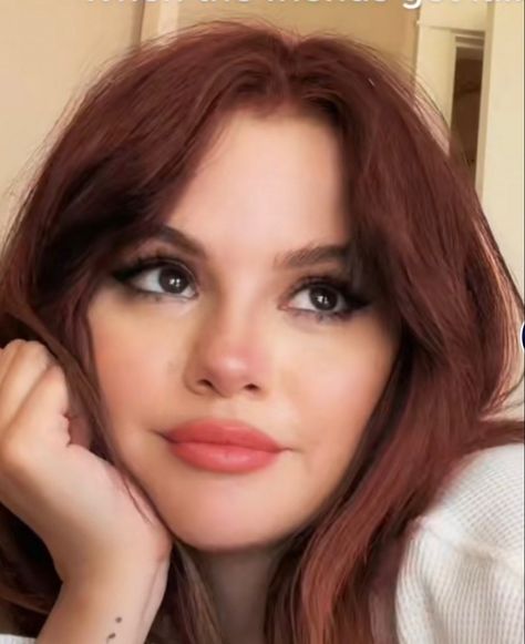 Selena Gomez Red Hair, Classy Red Hair, Selena Gomez Hair Color, Selena Gomez Nails, Selena Gomez Hair, Different Hair Colors, Burgundy Hair, Hair Colours, Ginger Hair