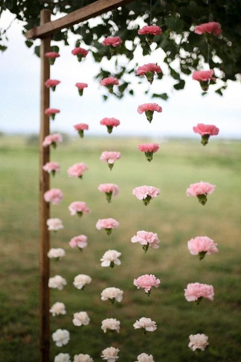 Cheap Wedding Decorations, Garden Bridal Showers, Rustic Vintage Wedding, Baby Shower Backdrop, White Wedding Flowers, Trendy Flowers, Hanging Flowers, Wedding Decor Elegant, Flower Display