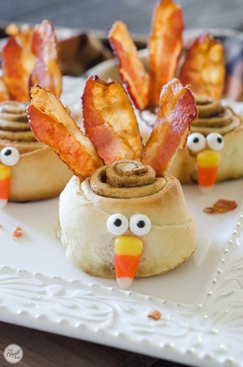 Cinnamon Roll Turkeys, Cute Thanksgiving Desserts, Thanksgiving Brunch, Thanksgiving Snacks, Thanksgiving Breakfast, Halloween Breakfast, Thanksgiving Treats, Perfect Thanksgiving, Holiday Breakfast