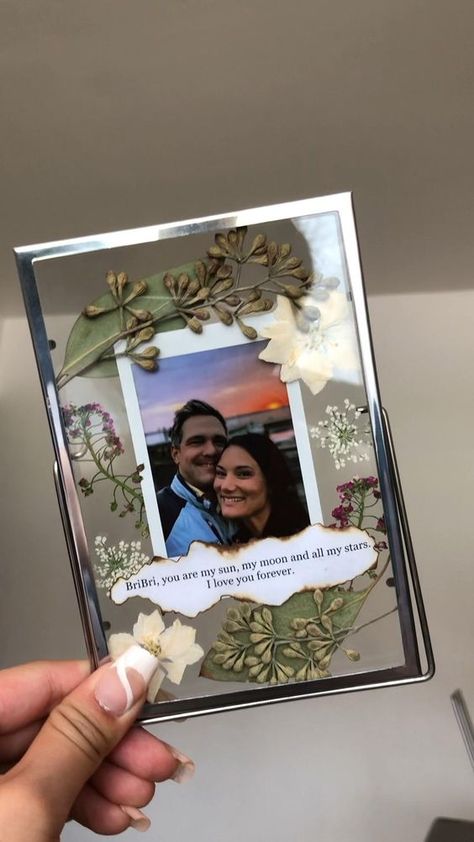 Boyfriends Birthday Ideas, Gift Ideas Anniversary, Boyfriend Gift Ideas, Pressed Flower Frame, Aniversary Gifts, Diy Anniversary Gift, Diy Photo Book, Homemade Anniversary Gifts, Personalised Gifts Diy