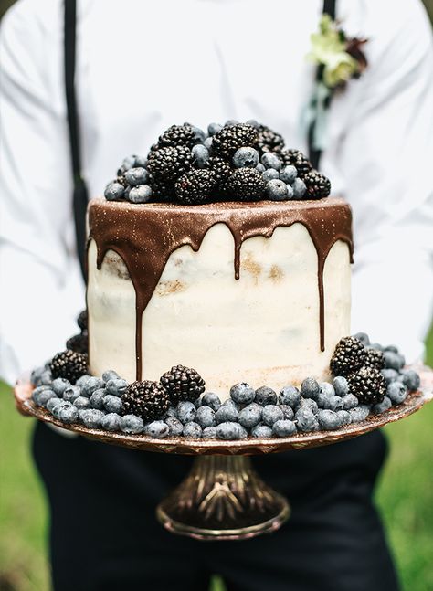 White naked wedding cake with chocolate ganache coating, gold glitter, and blackberry and blueberries topping | Moody Berry & Blue Wedding Inspiration via @IBTblog, pics by Monique Serra Torte Cupcake, Blue Wedding Inspiration, Berry Cake, Chocolate Wedding Cake, Chocolate Drip, Wedding Cake Inspiration, Grooms Cake, Drip Cakes