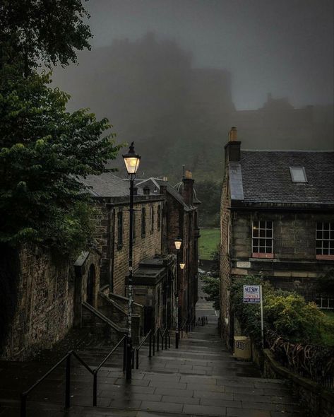 Academia Interior, Rainy Streets, Scotland Aesthetic, Darkest Academia, Dusk To Dawn, Dark Academia Aesthetic, Edinburgh Scotland, Academia Aesthetic, City Aesthetic