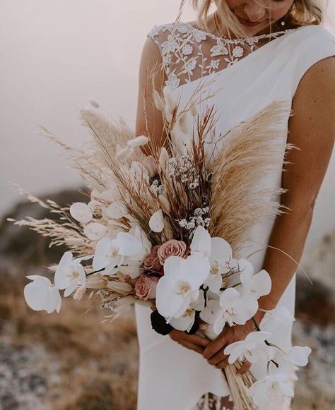 Ivory Tribe on Instagram: “Heavenly hay fever.⠀ #wildones #gloriousgrass #ivorytribe⠀ Pic @jannekestorm Flowers @bettyflowerssantorini” Tulum Wedding Dress, Pretty Wedding Bouquet, Fall Wedding Trends, Tropical Bouquet, Rime Arodaky, Boho Wedding Bouquet, Bouquet Inspiration, Grass Wedding, Santorini Wedding